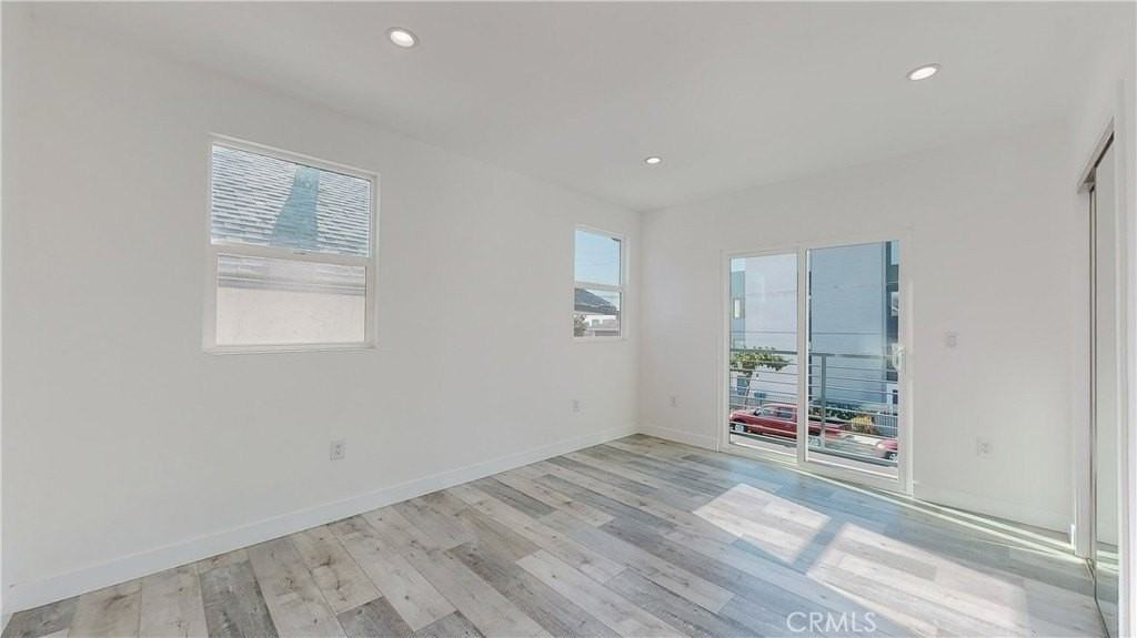 236 N Burlington Ave - Photo 7 of 23