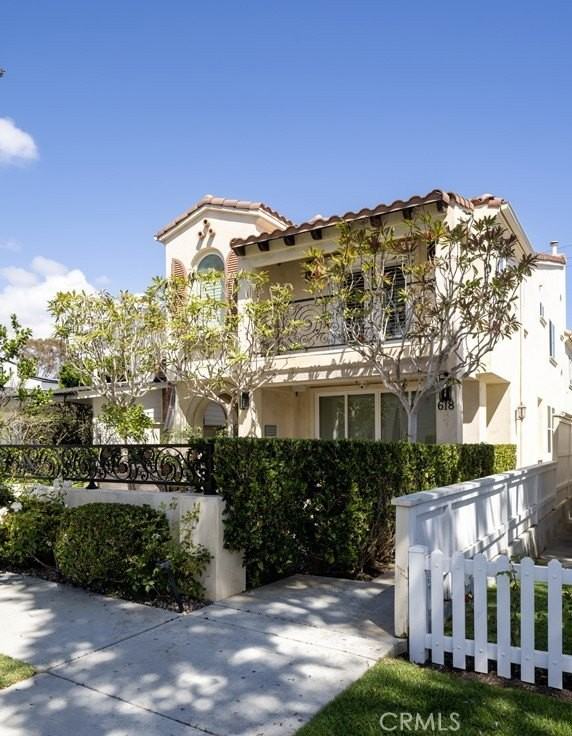 618 Iris Ave #B - Photo 2 of 23