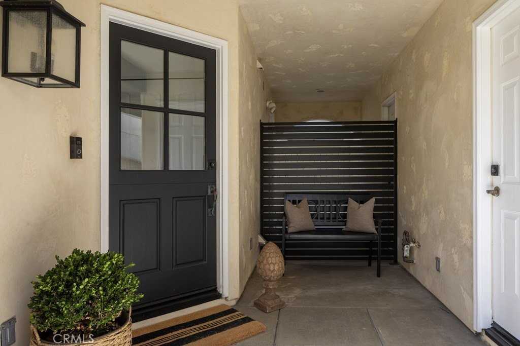 618 Iris Ave #B - Photo 3 of 23