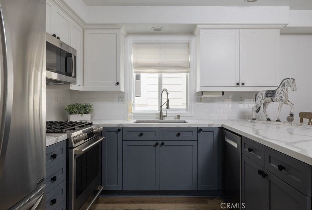 618 Iris Ave #B - Photo 4 of 23