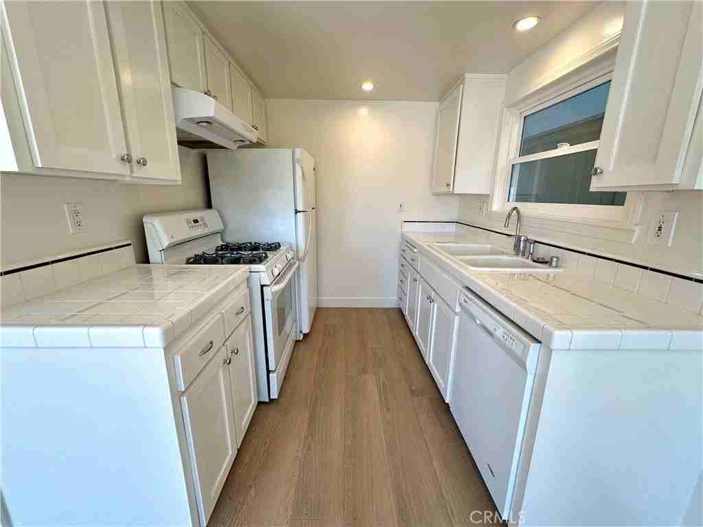 453 29th St - Photo 6 of 22