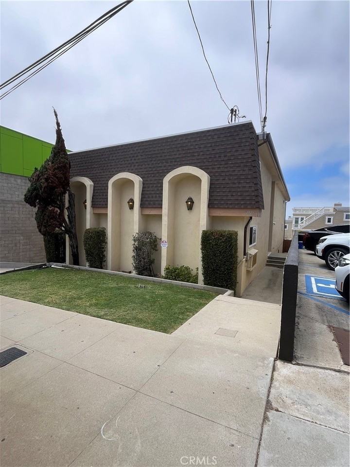 2121 Pacific Coast Hwy #3 - Photo 2 of 9