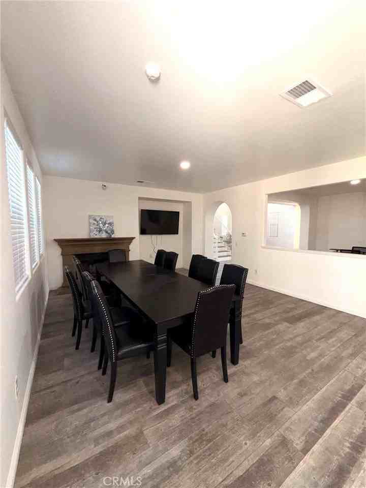 44045 Quarter St - Photo 4 of 24