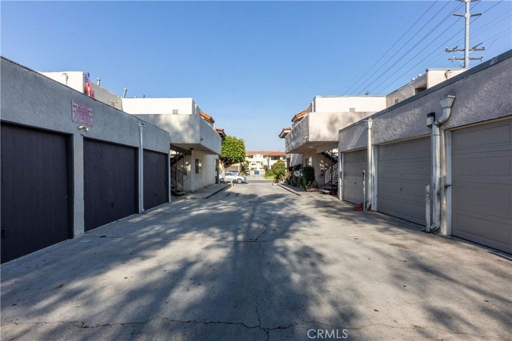 18981 Valley Cir #C - Photo 2 of 25