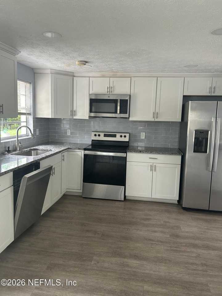 2834 Goldenrod Cir E - Photo 5 of 17