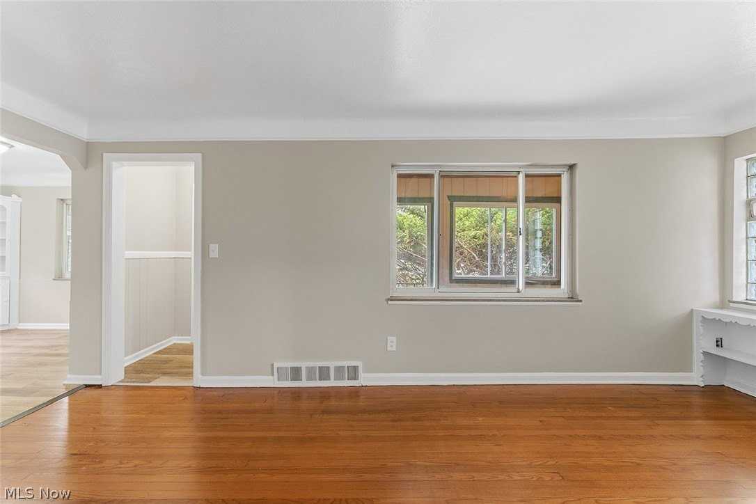 1485 E 221st St - Photo 4 of 31