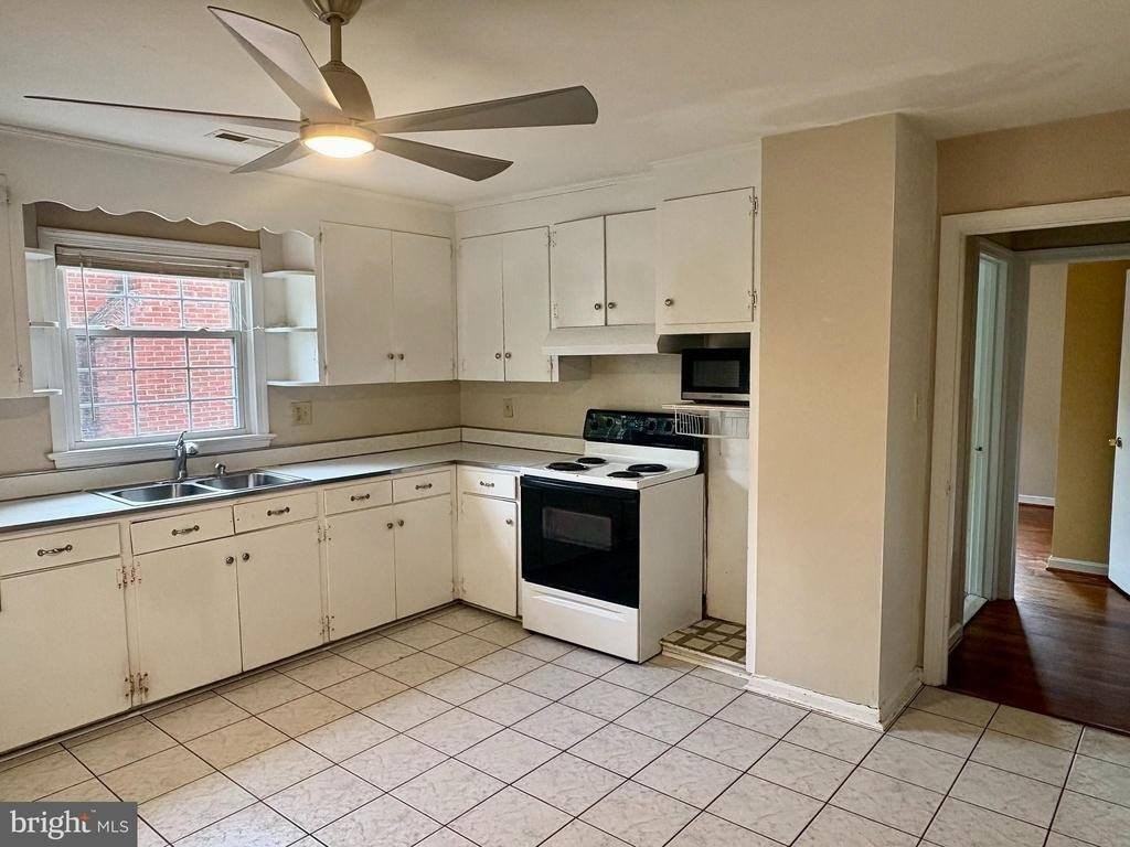 1316 Rowe St - Photo 7 of 17