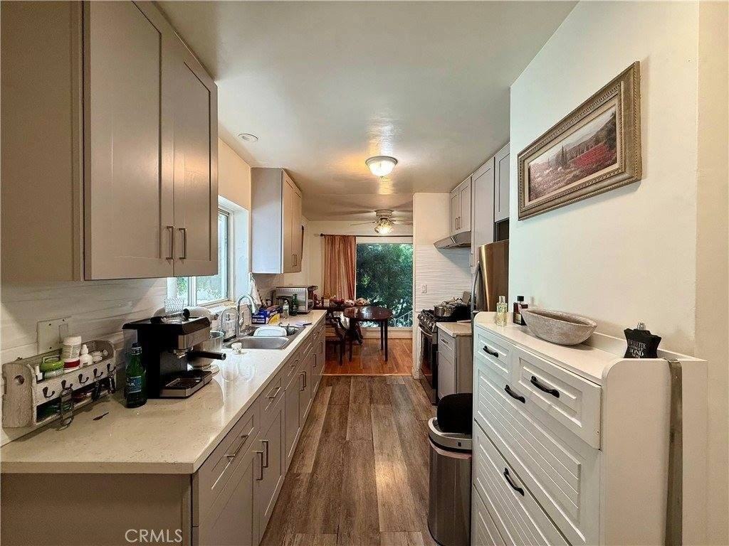 408 N Pacific Ave - Photo 3 of 15