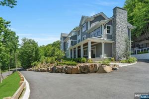 featured image of 976 Scioto Dr