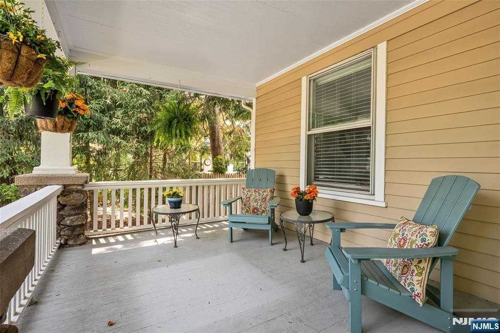 34 Washington Pl #2ndFL - Photo 2 of 18