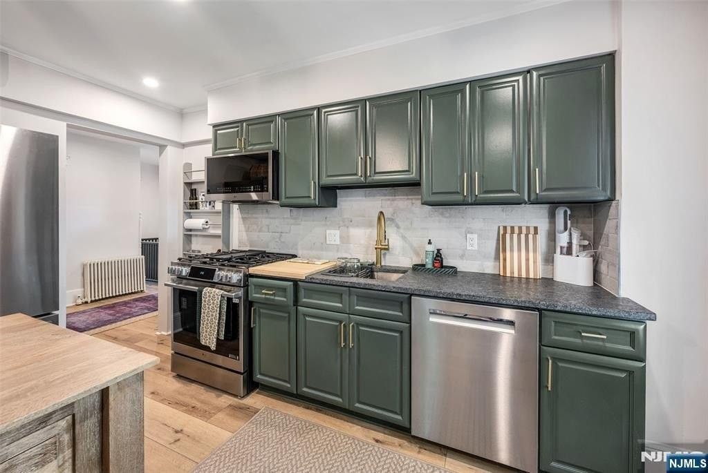 34 Washington Pl #2ndFL - Photo 5 of 18