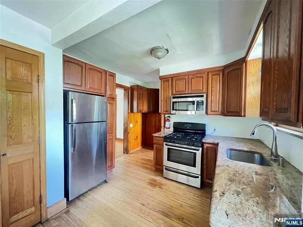 325 Bogert Ave - Photo 4 of 25