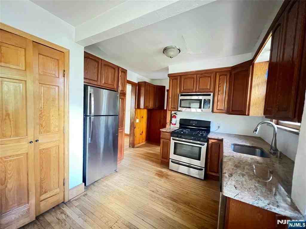 325 Bogert Ave - Photo 5 of 25
