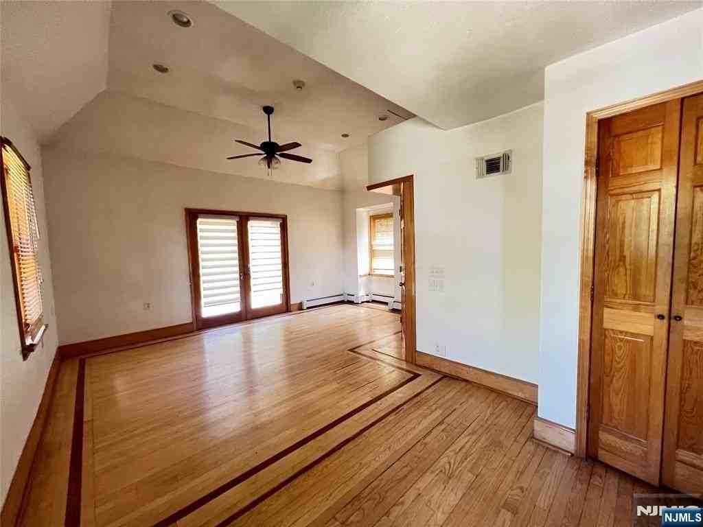 325 Bogert Ave - Photo 7 of 25