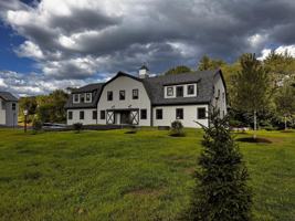 featured image of 48 Della St