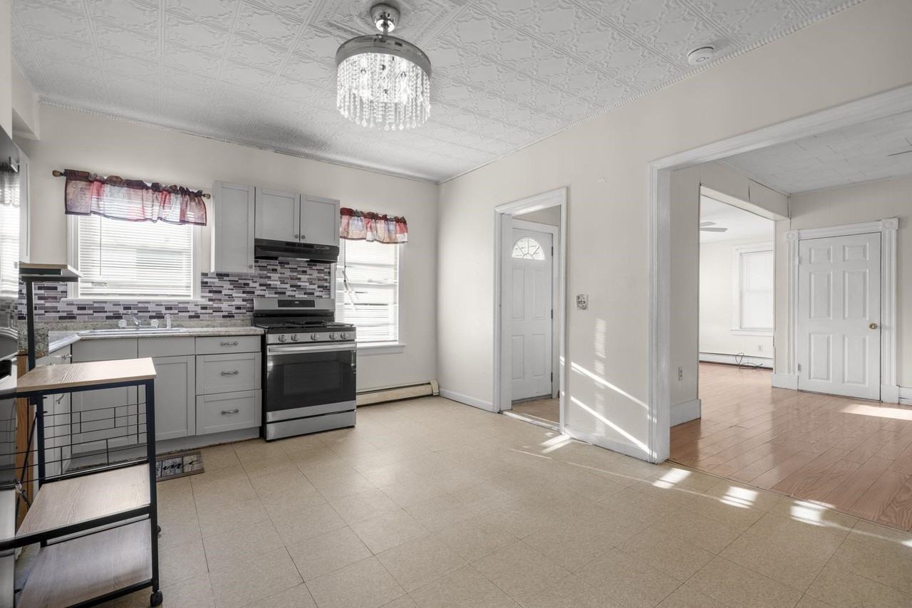 25 Salem St - Photo 5 of 32
