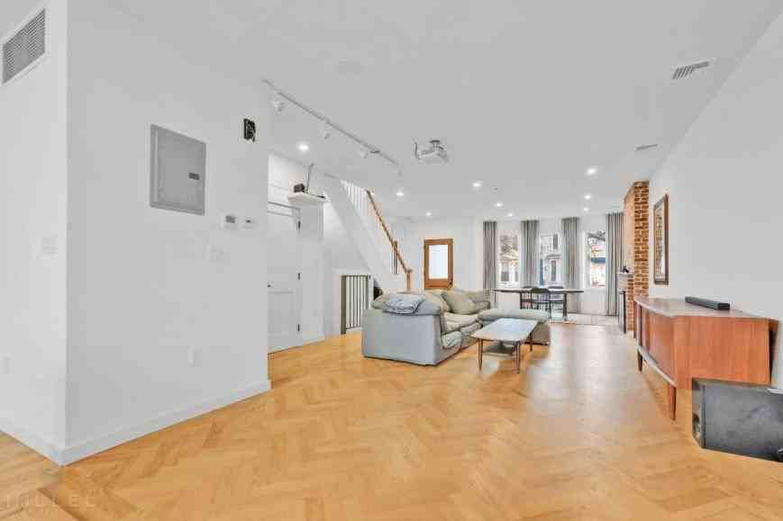 729 Chauncey St - Photo 4 of 10