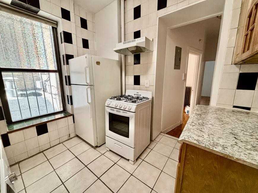 182 Claremont Ave - Photo 4 of 9