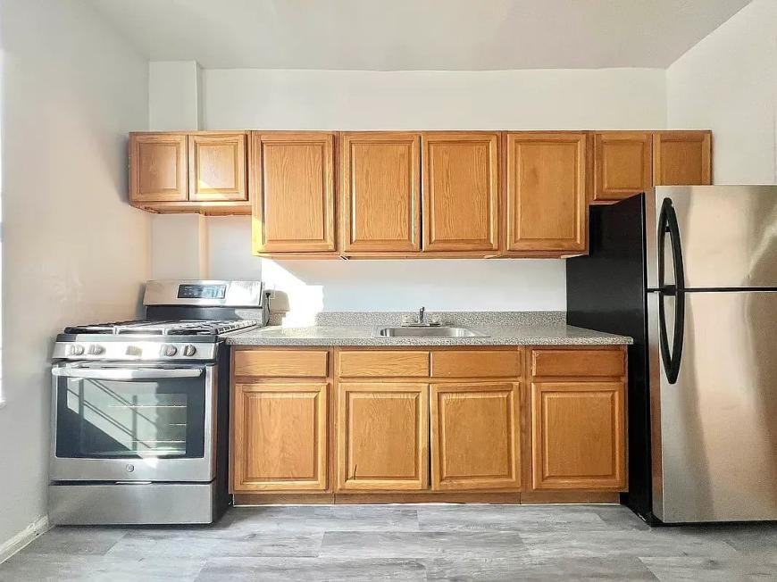 1358 Sheridan Ave - Photo 5 of 7