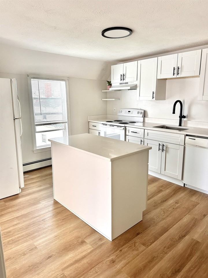 38 Glass St - Photo 2 of 14