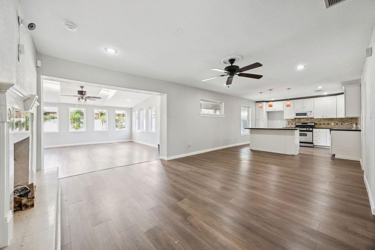 2801 Clearbrook Dr - Photo 4 of 25