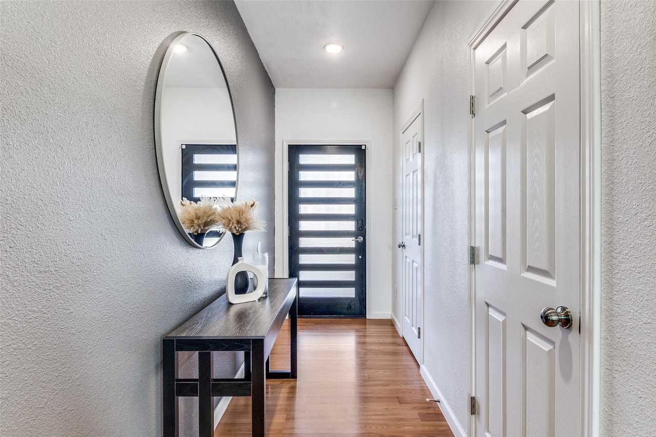 3121 Rutz St - Photo 2 of 24