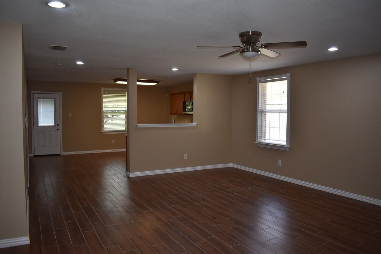 721 Pickwick Ln - Photo 3 of 19