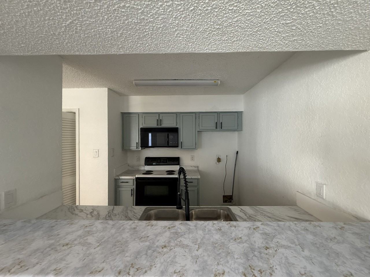9813 Walnut St #302 - Photo 4 of 7