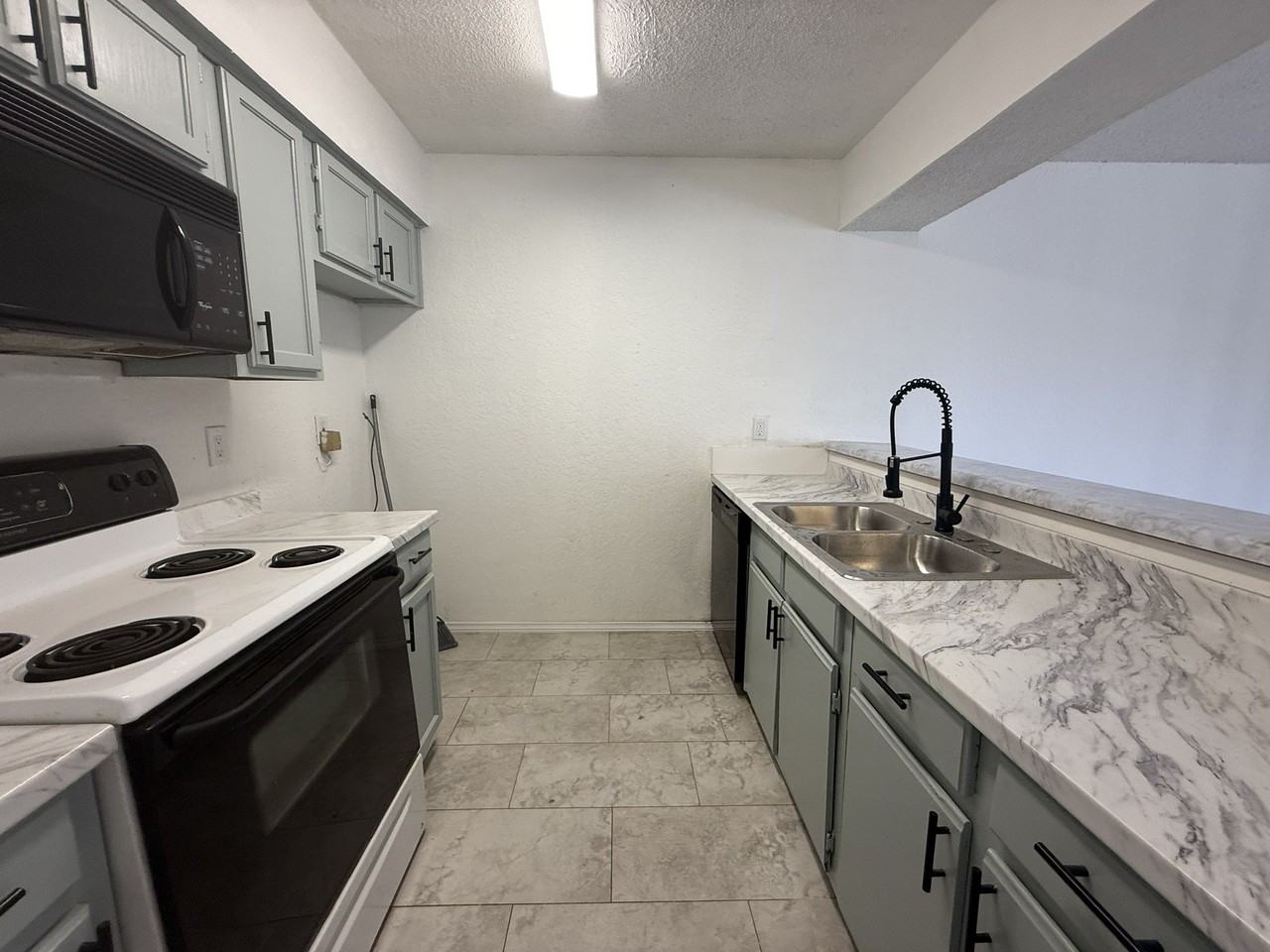 9813 Walnut St #302 - Photo 5 of 7