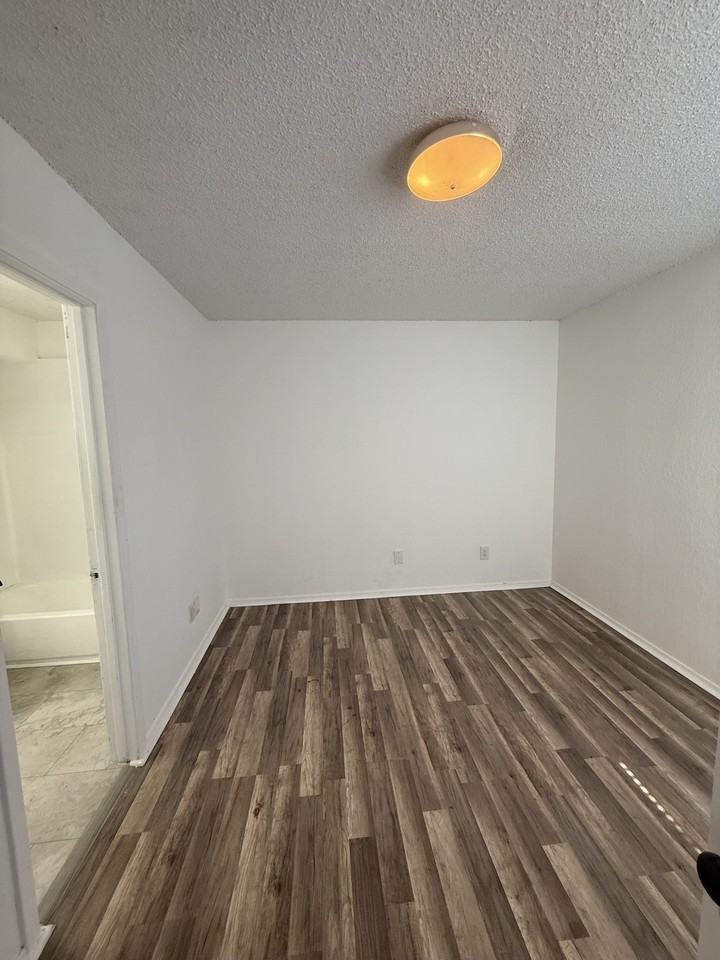 9813 Walnut St #302 - Photo 6 of 7