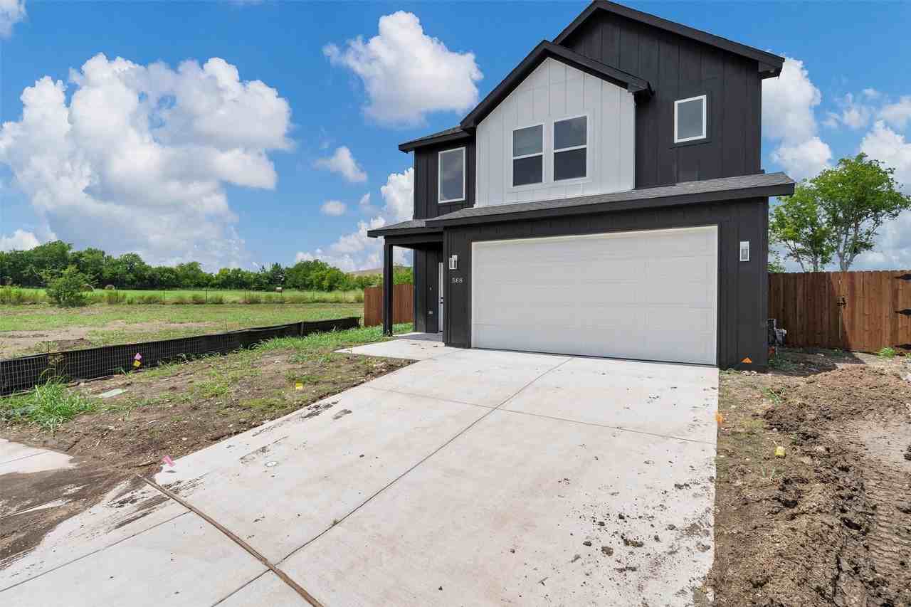 588 Highview Ct - Photo 3 of 40