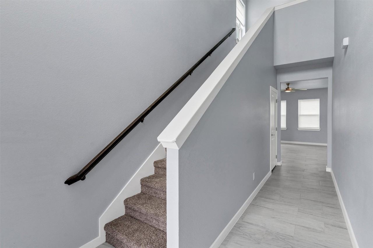588 Highview Ct - Photo 5 of 40