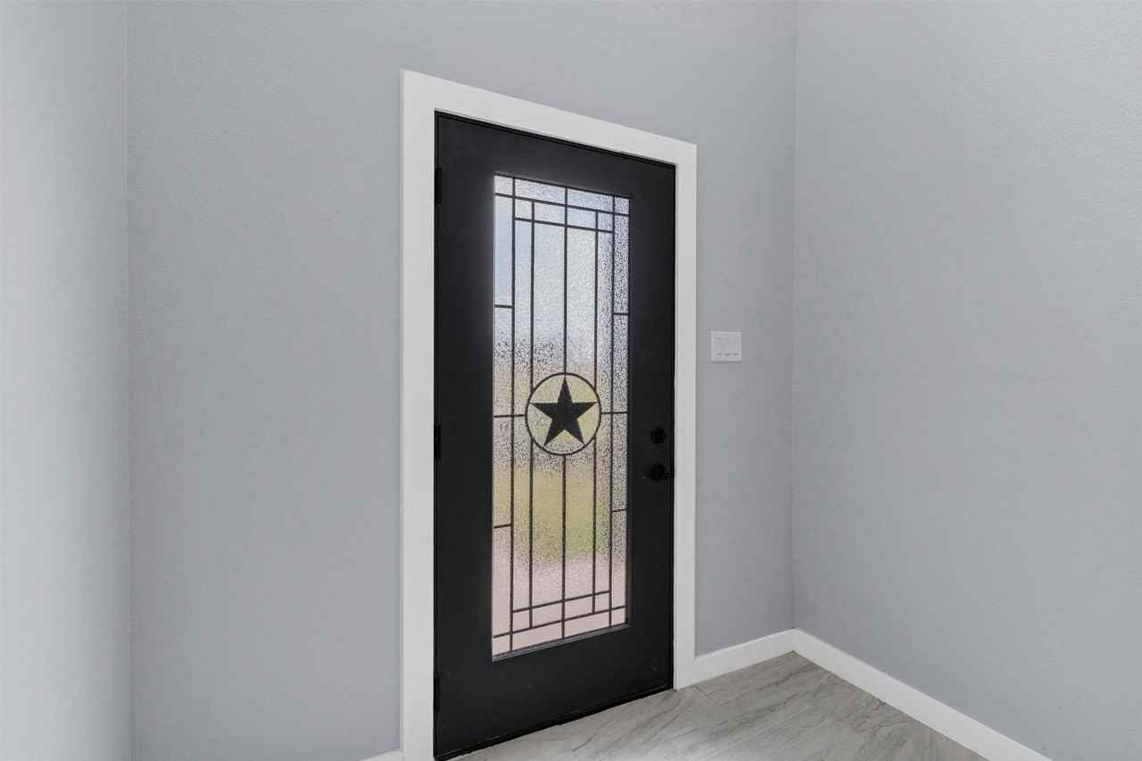 588 Highview Ct - Photo 6 of 40