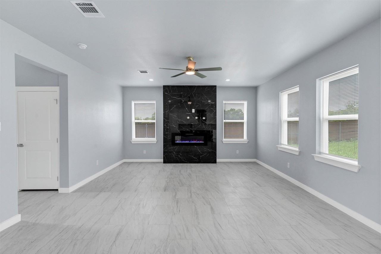 588 Highview Ct - Photo 7 of 40