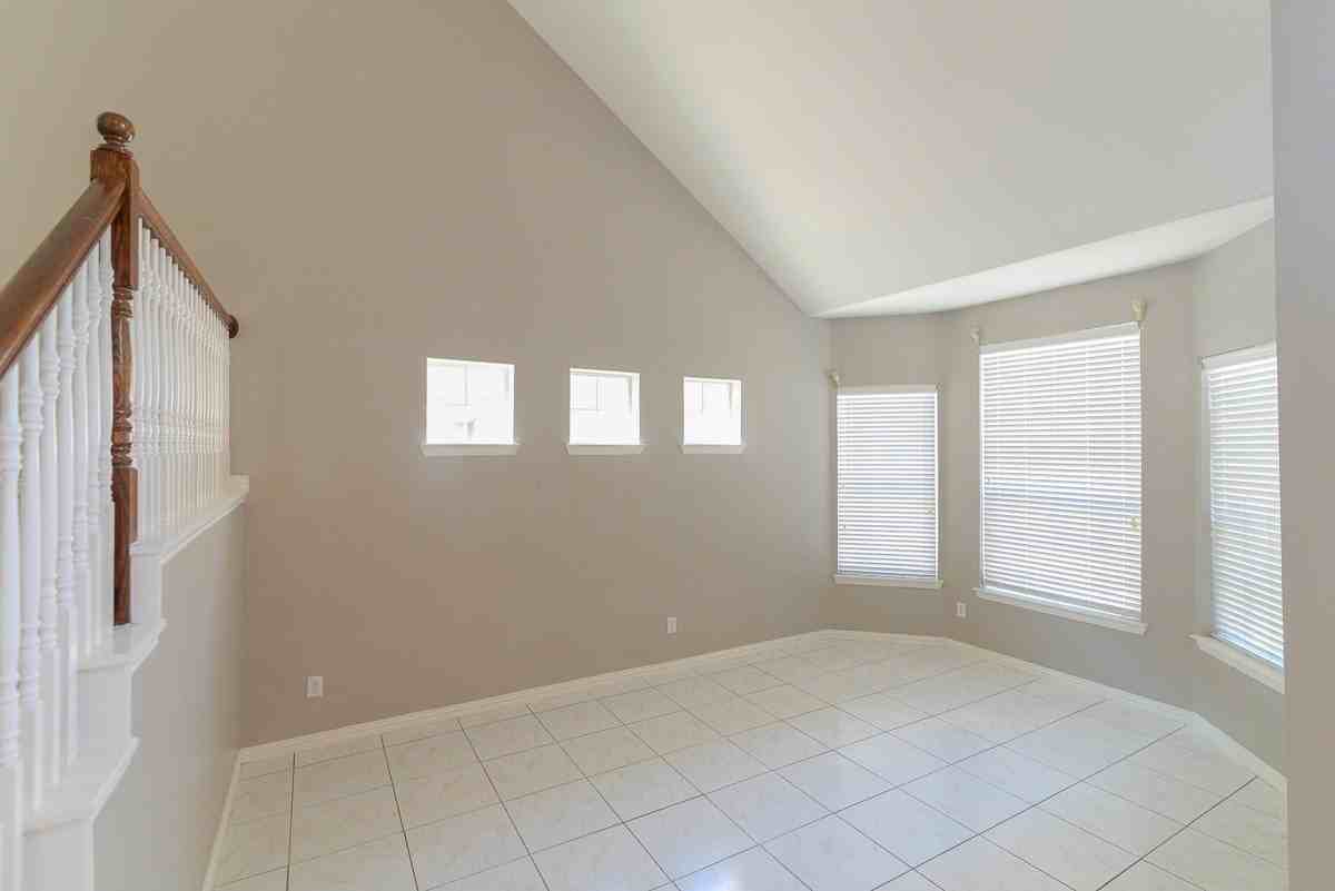 9605 Pinehurst Dr - Photo 5 of 36