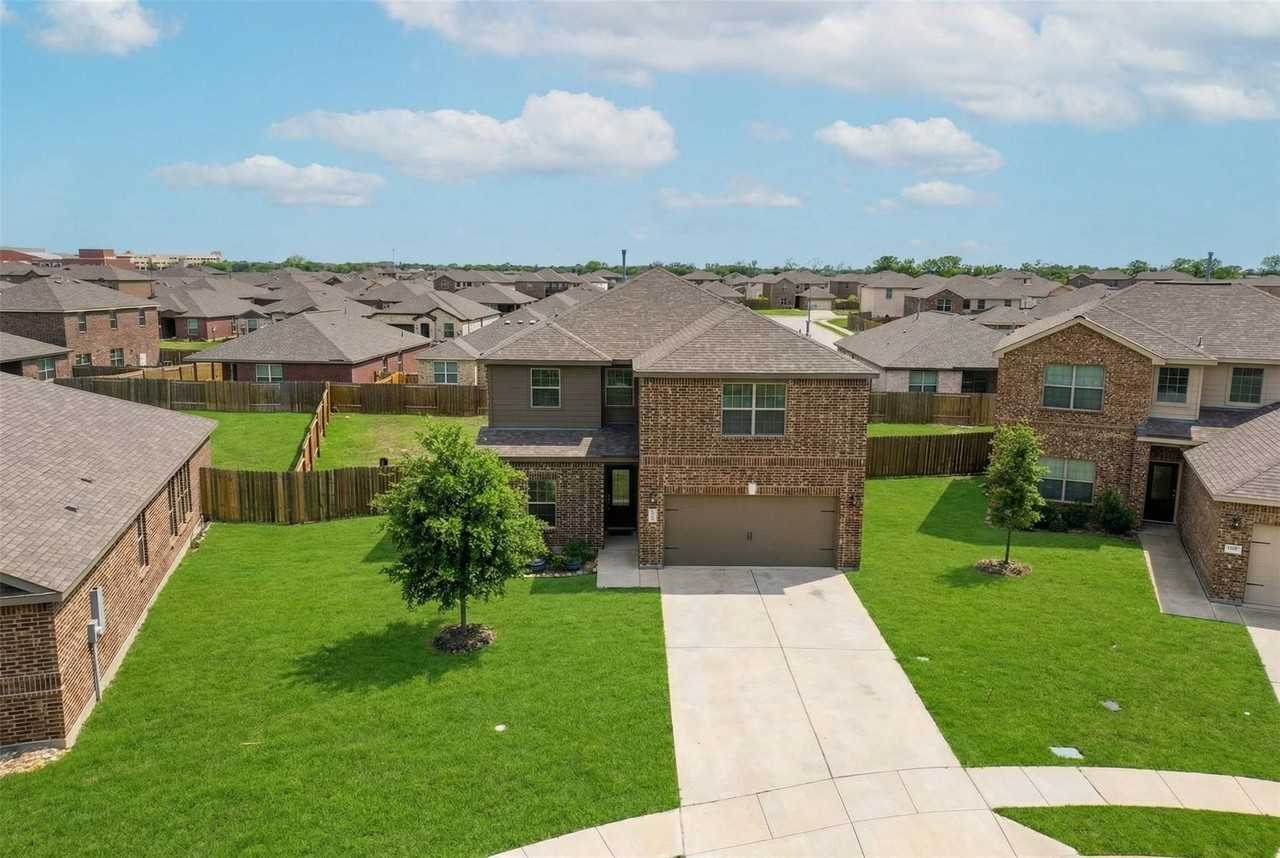 2105 Rougle Ct - Photo 2 of 37