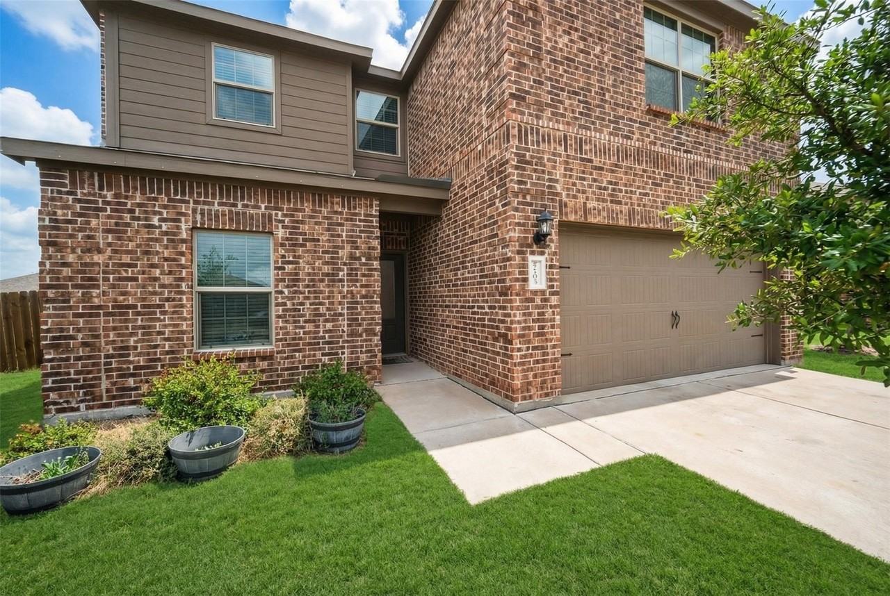 2105 Rougle Ct - Photo 3 of 37