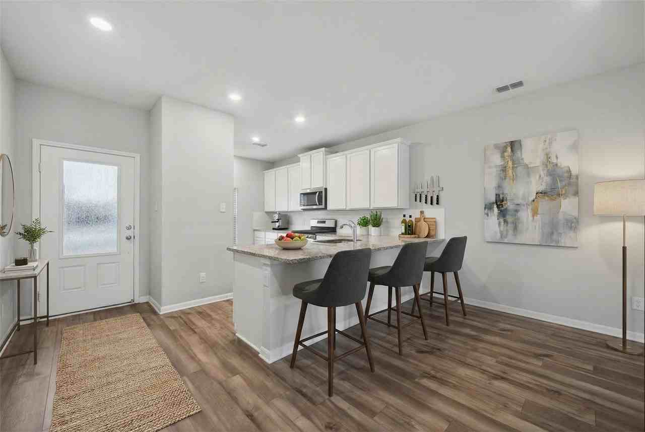 2105 Rougle Ct - Photo 4 of 37