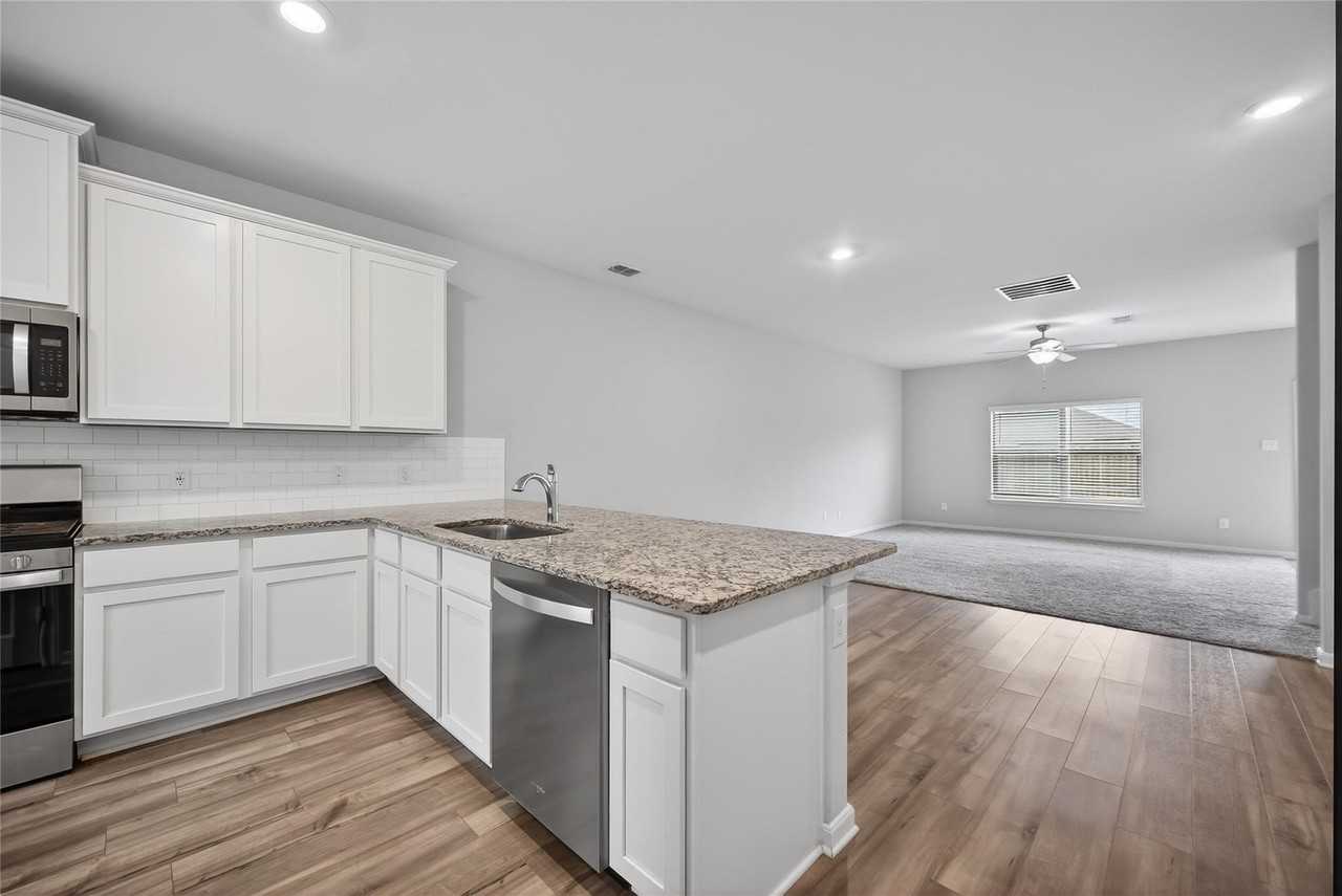 2105 Rougle Ct - Photo 5 of 37