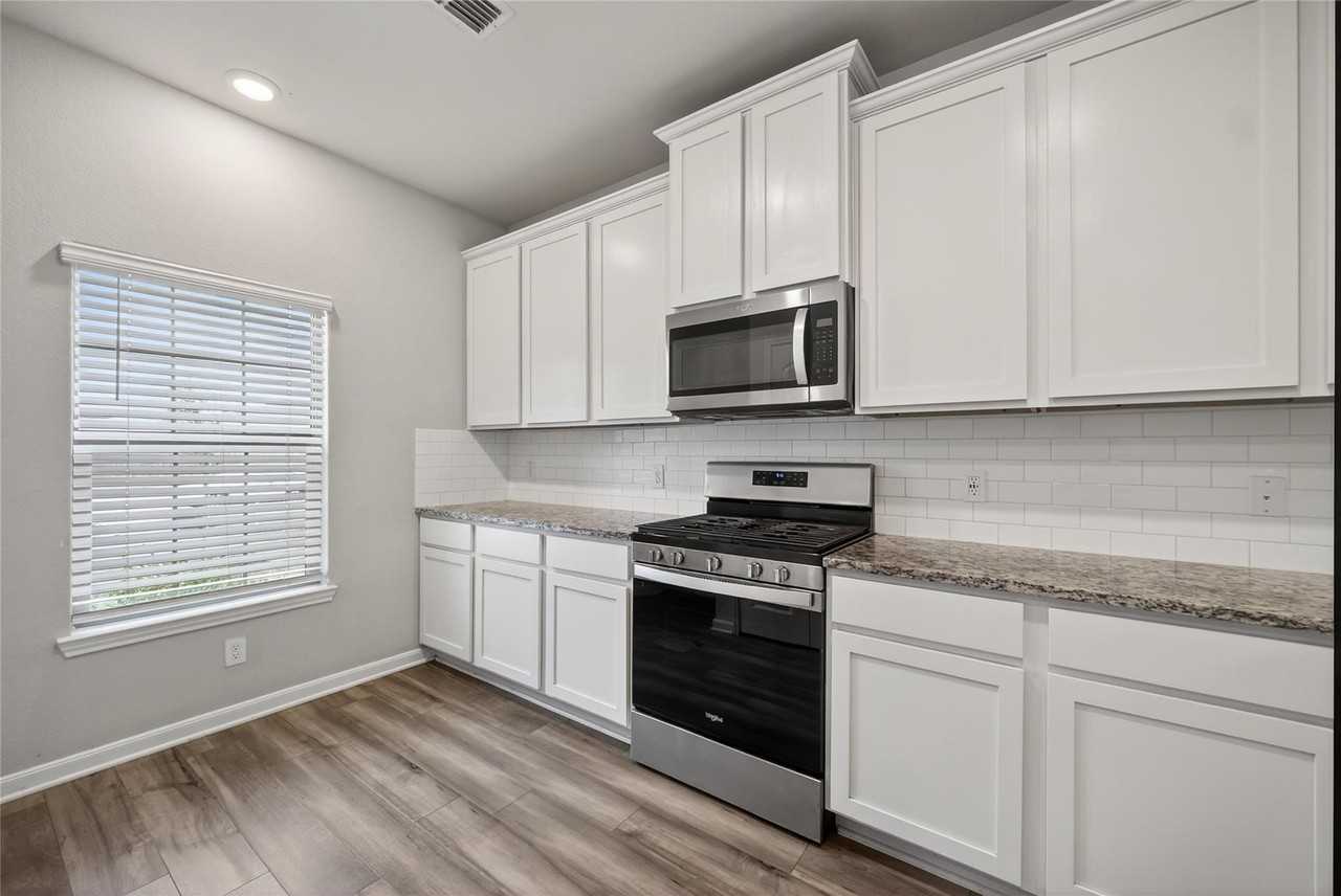 2105 Rougle Ct - Photo 6 of 37
