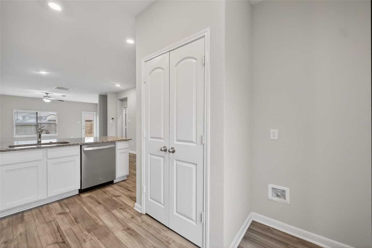2105 Rougle Ct - Photo 7 of 37