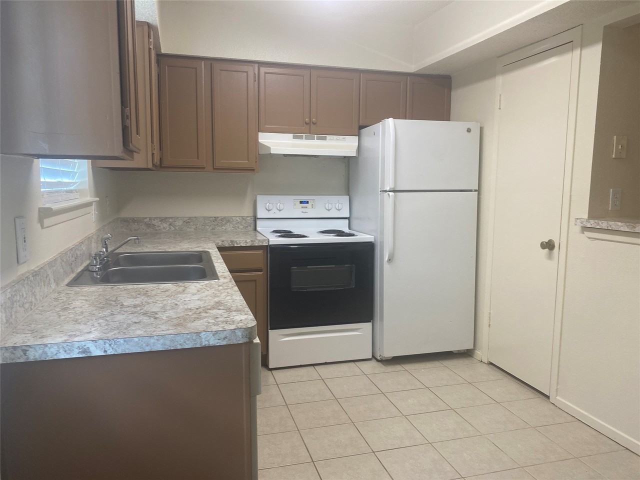 2826 Wimbledon Ct #D - Photo 3 of 19