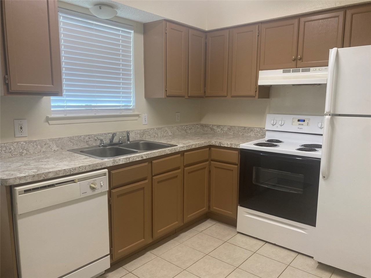 2826 Wimbledon Ct #D - Photo 4 of 19