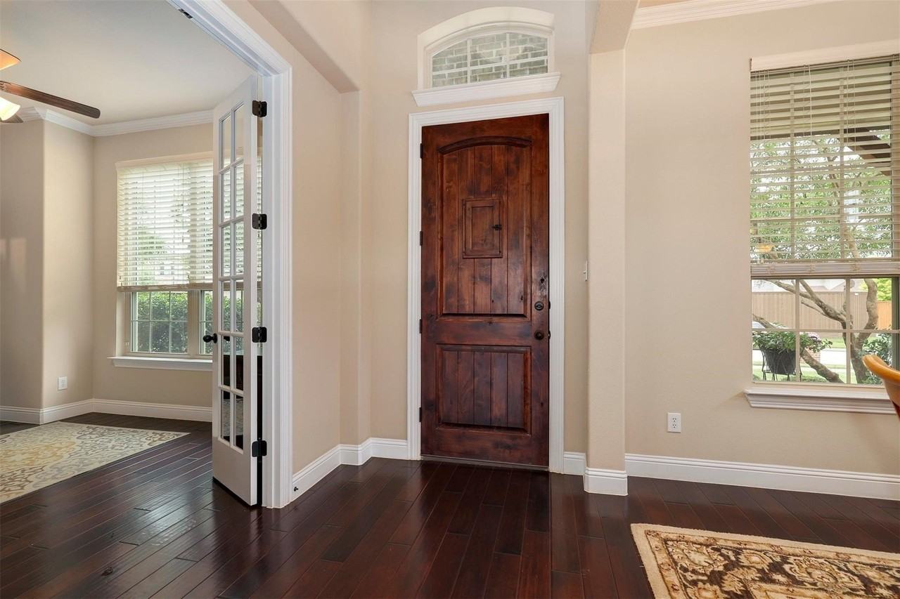 12813 Sherbrooke Dr - Photo 2 of 40