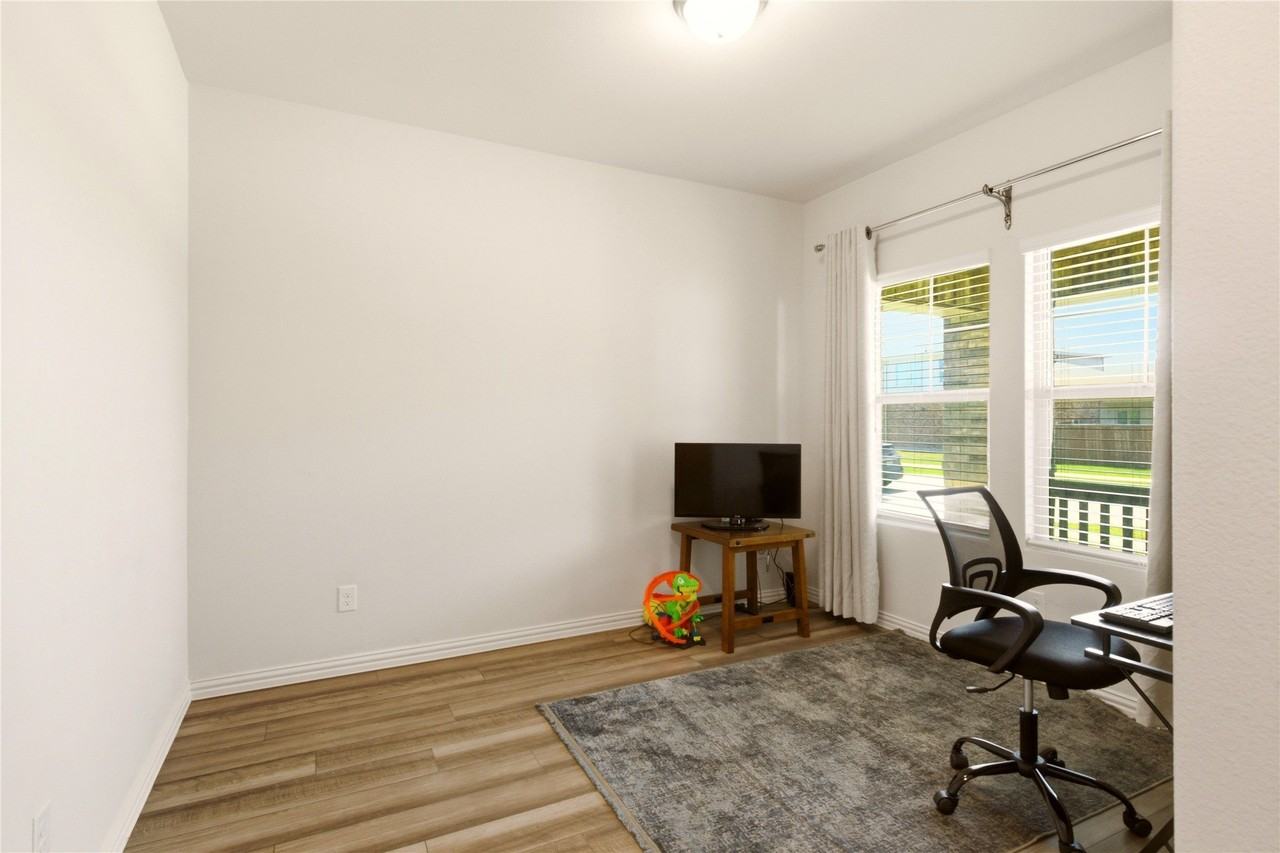 1212 Blue Ridge Pl - Photo 4 of 25