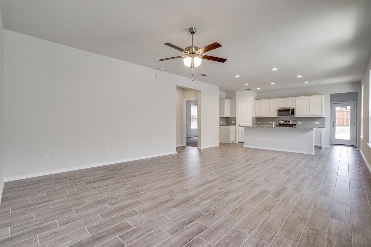 2330 Aspen Hill Dr - Photo 2 of 24