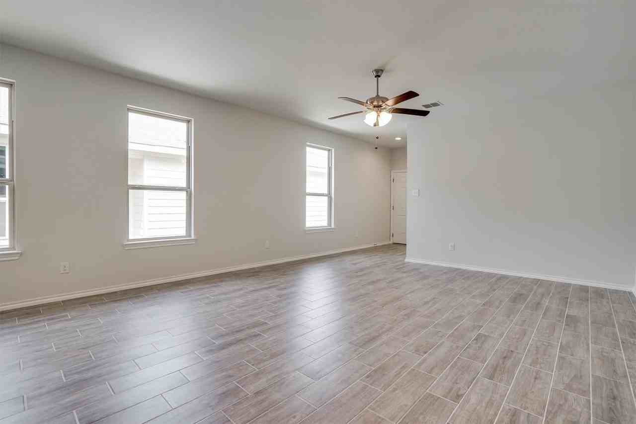 2330 Aspen Hill Dr - Photo 4 of 24