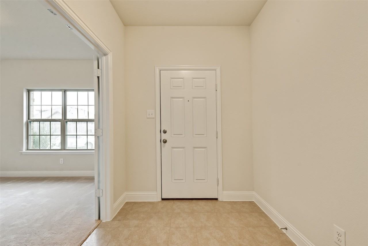816 Bird Creek Dr - Photo 6 of 29