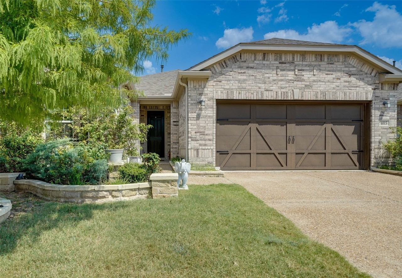 405 Club House Dr - Photo 2 of 23