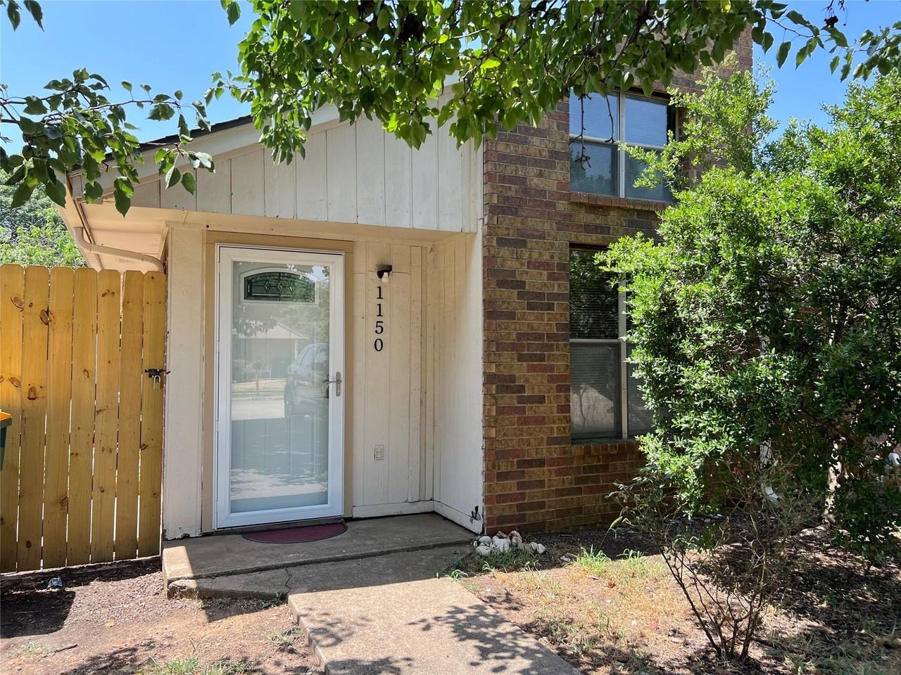 1150 Suburban St - Photo 2 of 20